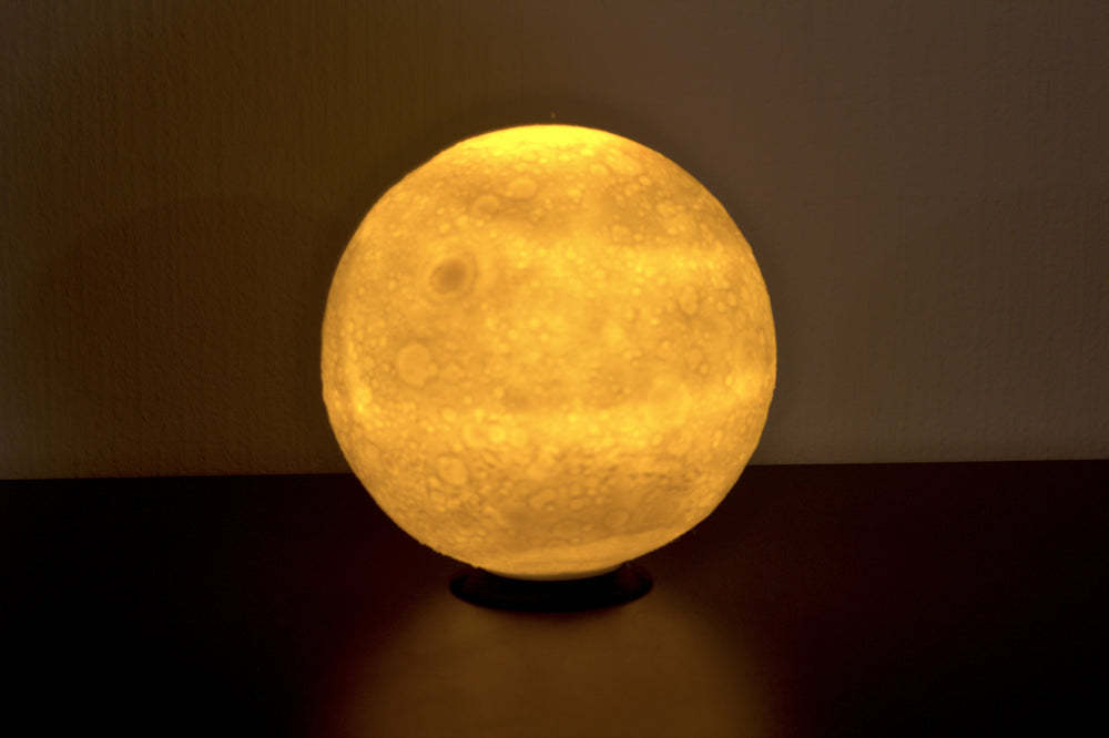 Mondlampe als Lithophane-Kugel, von innen mit warmem Licht beleuchtet: Krater und Mare treten plastisch hervor