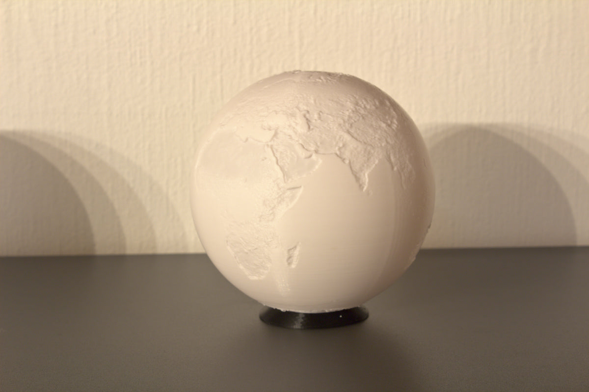 Lithophane-Kugel Erde, unbeleuchtet auf dem Halter: die Kontinente als feines Relief