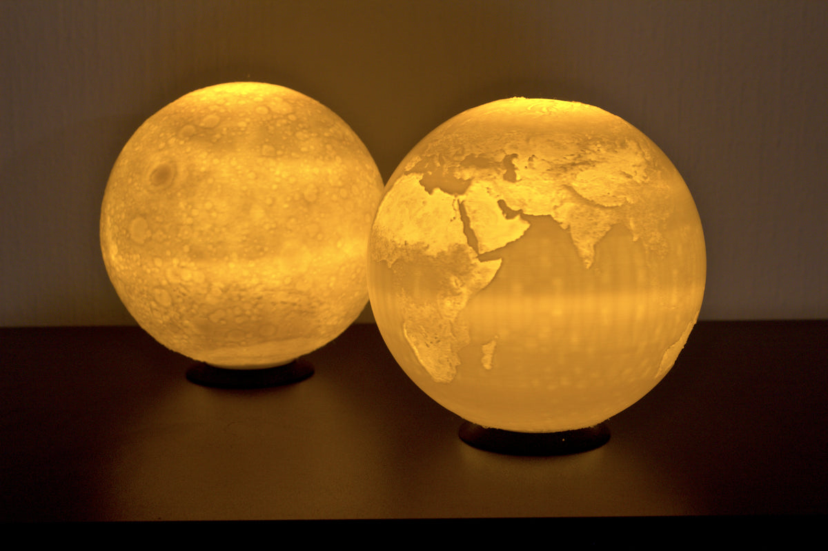 Lithophane-Set Erde und Mond dicht nebeneinander, beide warm beleuchtet
