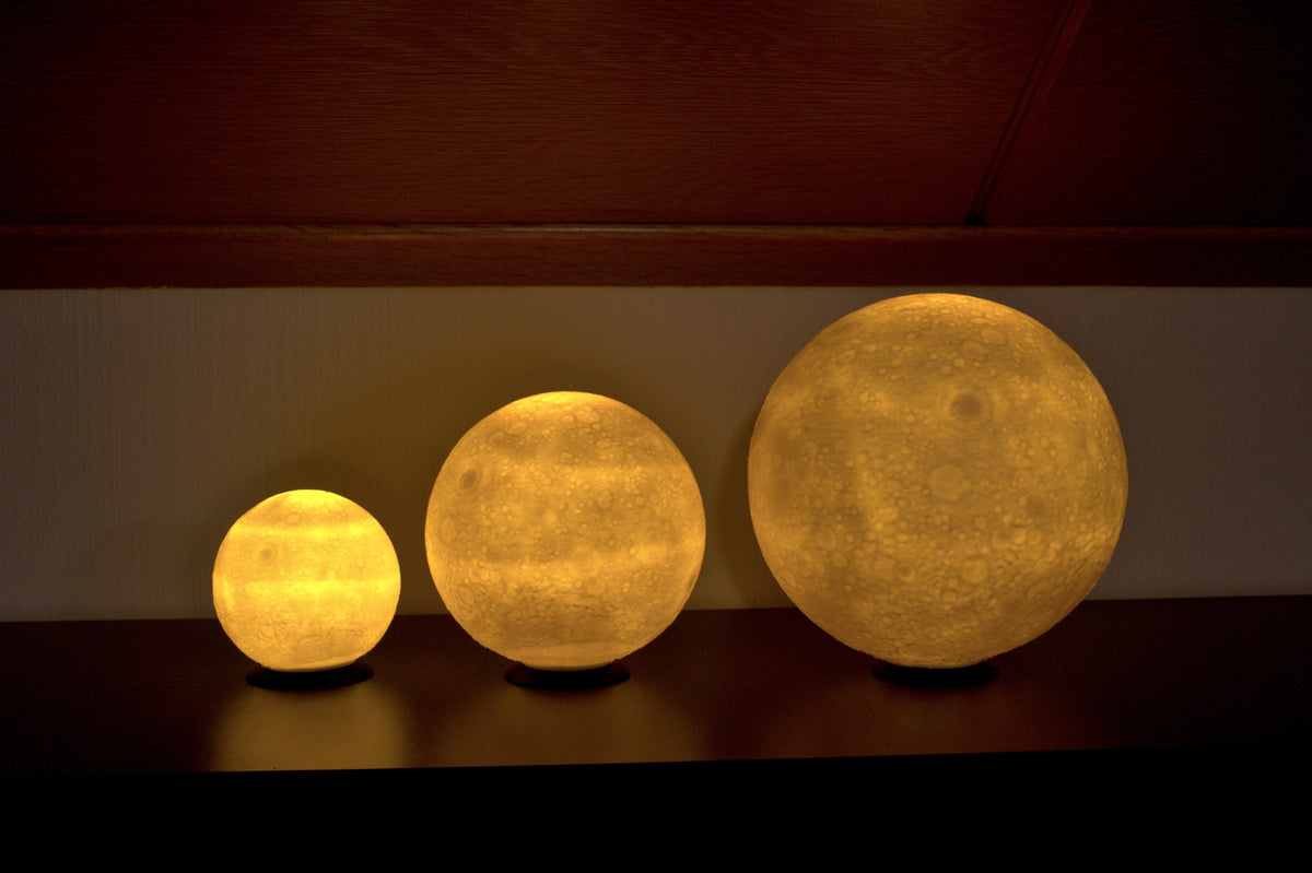 Größenvergleich: die Lithophane-Kugeln in 10, 15 und 20 cm nebeneinander, alle beleuchtet